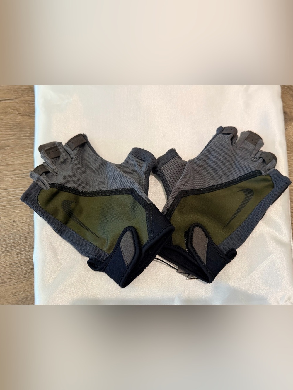 Nike Large sized Men’s Olive Green and Gray Half-Finger Training Gloves